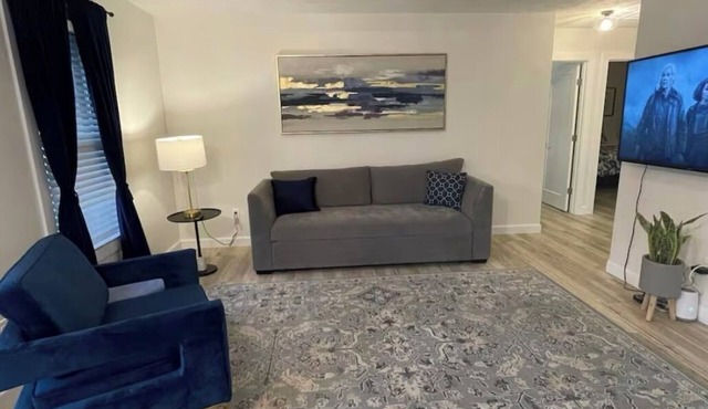 Charming 2-bedroom condo in lovely Springfield with AC