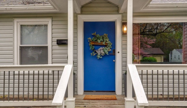 Charming 2 bedroom house n Springfield, MO Near Mercy Hospital, Bass Pro, & MSU