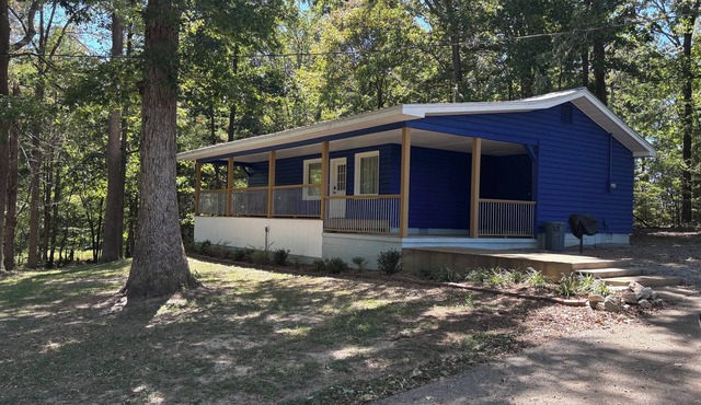 Charming 2-bedroom cabin in Springville with over an acre yard! Very peaceful!