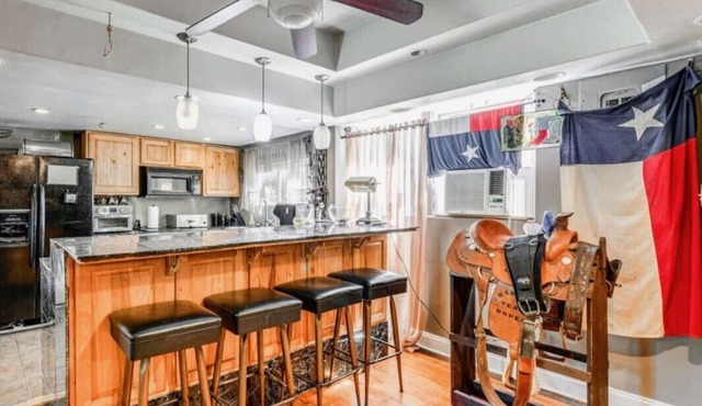 Charming 2-bedroom cabin with WiFi, AC in brilliant Statesville