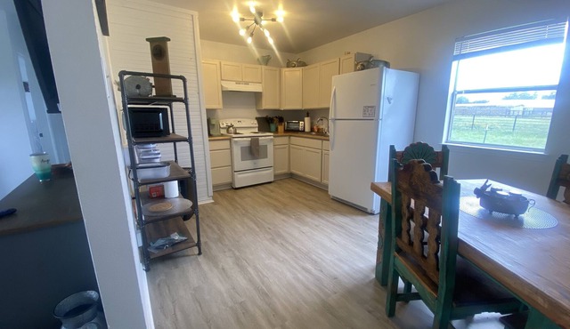 Charming 2 bedroom/1bath ranch bunk house located just outside Stephenville.