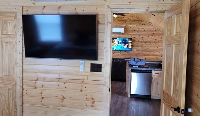 Charming 2-bedroom cabin with Wi-Fi, AC in amazing Morgan Mills, Texas