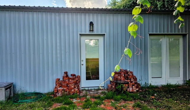 Charming 2-bedroom barndominium in marvelous Stephenville with AC, WiFi
