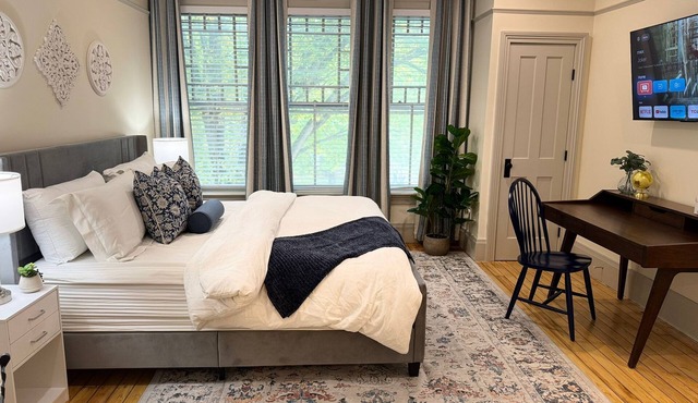 Charming 2-bedroom apartment in downtown Stockbridge with AC, WiFi