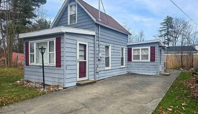 Charming 2-bedroom cottage in Sylvan Beach 2 blocks from the beach!