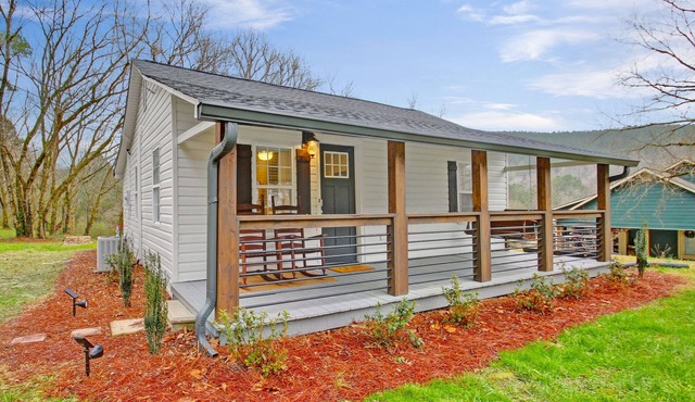 Charming 2-bedroom cottage in fantastic Talking Rock with Hot Tub, Fireplace