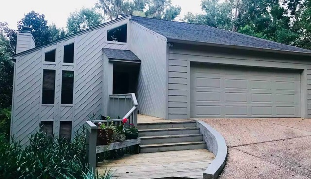 Charming 2-bedroom house with privacy and a tranquil wooded view