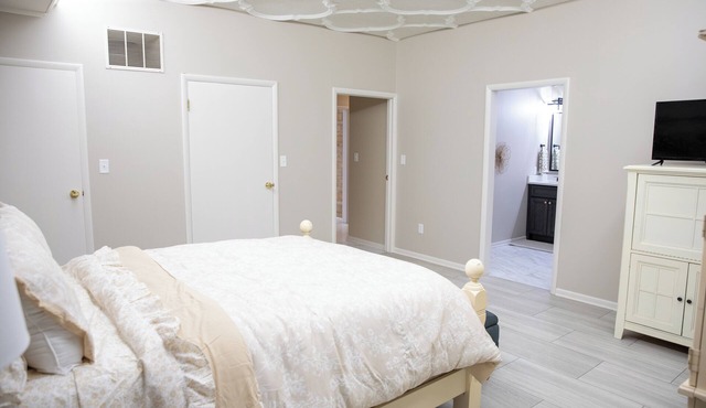 Charming 2-bedroom apartment close to Universities in downtown Terre Haute.