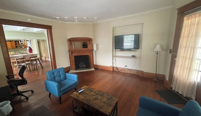 Charming 2-bedroom 1st Floor apartment in lovely Terre Haute with WiFi, AC