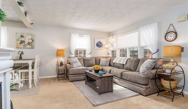 Charming 2-bedroom bungalow, pet friendly, King bed in Wonderful Terre Haute