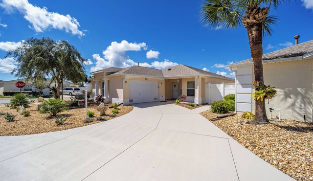 Charming 2-bedroom villa in The Villages with WiFi, AC, and golf cart!