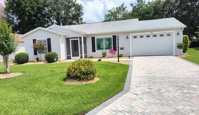 Charming 2-bedroom house in The Villages near Spanish Sgs. and great shopping.