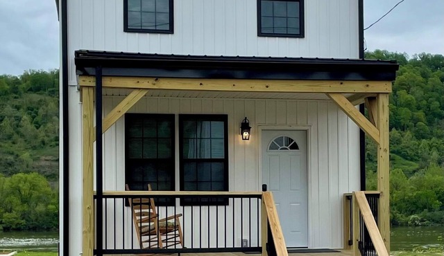 Charming 2-bedroom Riverfront Retreat backs up to the Ohio River-Tiltonsville OH