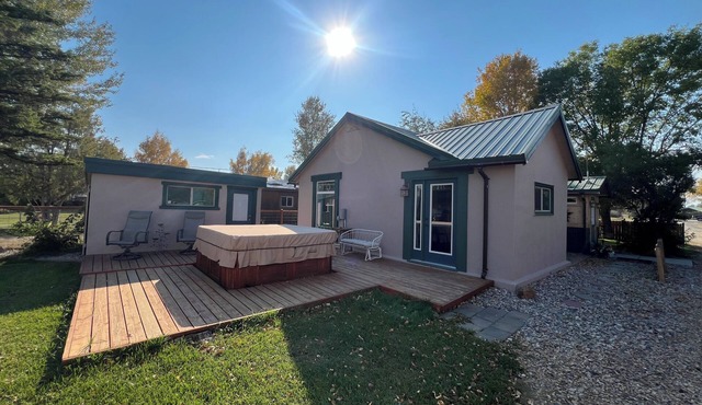 Charming 2-bedroom bungalow with WiFi and bbq in Twin Bridges. Dog friendly.