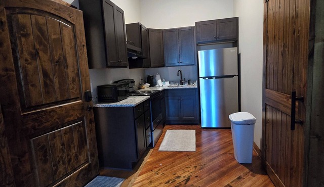 Charming 2-bedroom apartment in lovely Walnut Cove with AC, WiFi