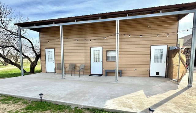 Charming 2-bedroom farmhouse/barndo in Weatherford with WiFi and AC