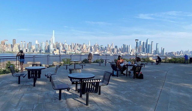 Charming 2 Bedrooms apt One Step to NYC