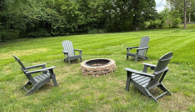 Charming 2-bedroom house on 1+ acres in West Paducah with Patio, Firepit & Wifi