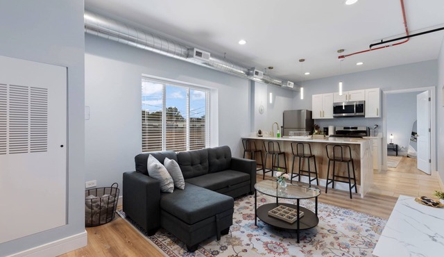 Charming 2-bedroom apartment in fabulous Westchester with AC, WiFi