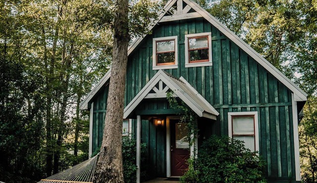 Charming 2-bedroom cottage in a wooded setting sitting high above Chauga River