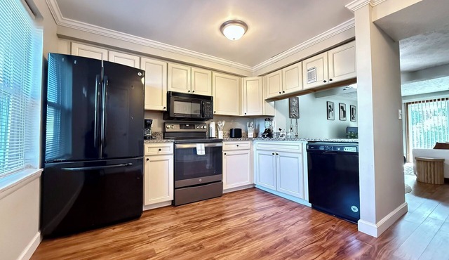 Charming 2-bedroom townhome with WiFi, AC in peaceful White Marsh