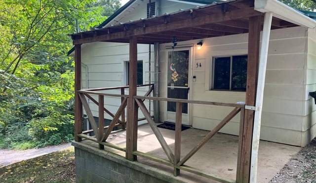 Charming 2 Bedroom- Sleeps 6- Close to University, Waterfall, Casino, Waterpark