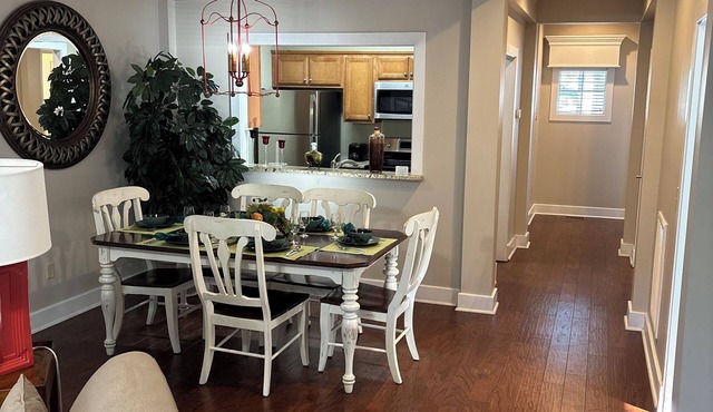 Charming 2-bedroom condo in delightful Williamsburg with fitness room, WiFi