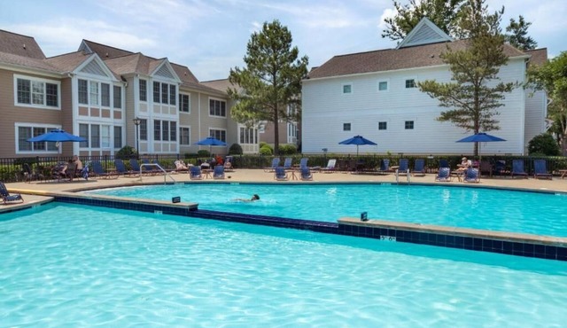 Charming 2-bedroom townhome in fabulous Williamsburg with AC, WiFi, fitness room