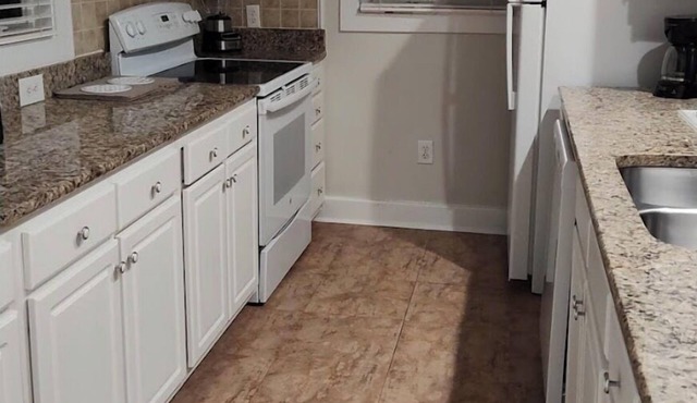 Charming 2-bedroom estate in wonderful Williamsburg with AC