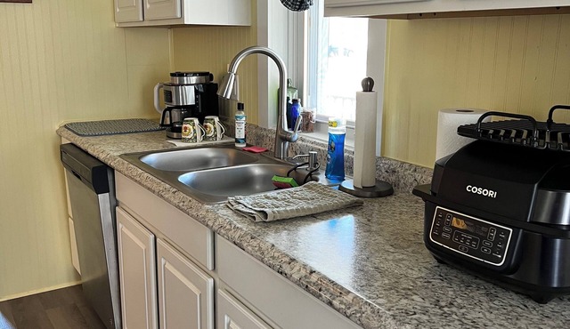 Charming 2-bedroom house with AC and WiFi in Williamsport