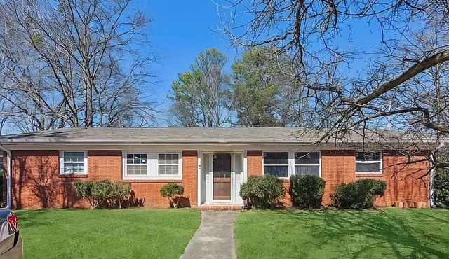 Charming 2-bedroom villa with WiFi, AC in beautiful Eagan Park area.