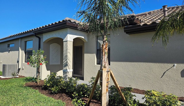 Charming 2-bedroom Villa-Lorraine Lakes, Bradenton, AC, pool, fitness rm, wifi