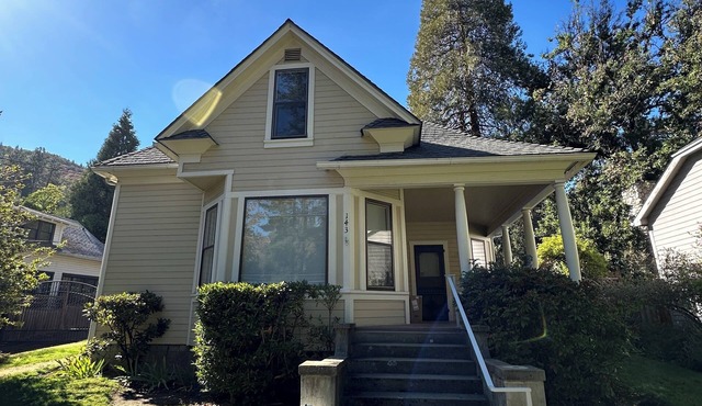 Charming 2-bedroom Victorian Gem - Across Beautiful Lithia Park & Ashland Plaza