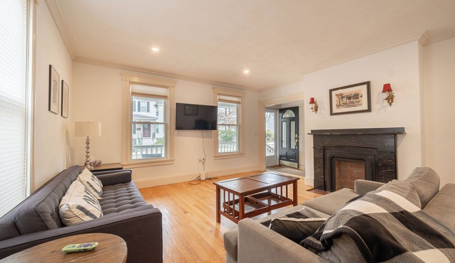 Charming 2-bedroom Victorian home inMelrose with AC, beaches, Boston, and Salem
