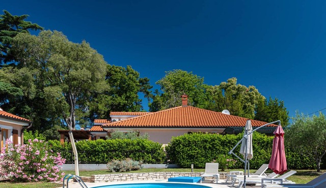 Charming 2-Bedroom Villa with private heatable pool