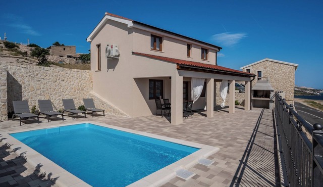 Charming 2-bedroom Villa Kamia with heated swimming pool in fabulous Zubovići