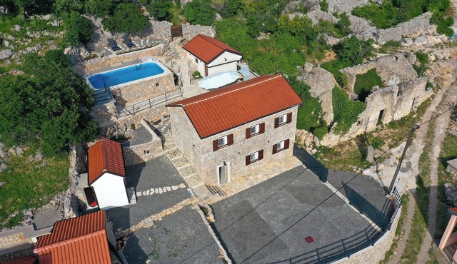 Charming 2-bedroom villa with AC, WiFi,swimming pool,view of the sea and islands