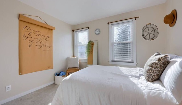 Charming 2 bedroom w/Firepit and Outdoor Space