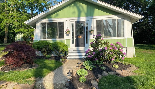 Charming 2-bedroom water oriented cottage with water access