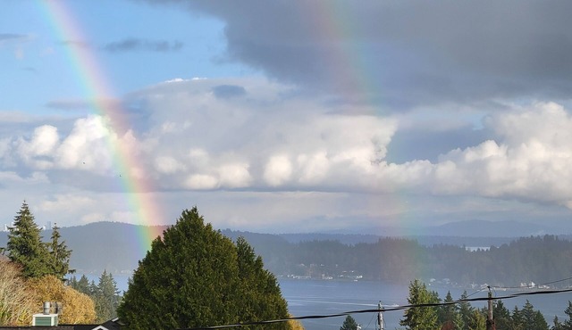 Charming 2-bedroom water view house, WiFi in nice Bremerton