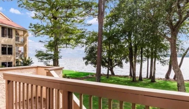 Charming 2-bedroom WATERFRONT townhome with WiFi, AC in beautiful Niceville