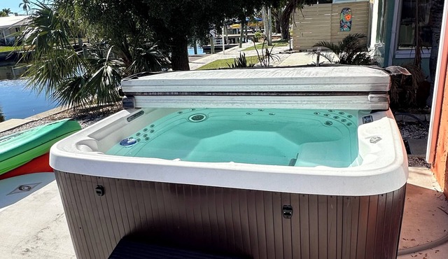 Charming 2-bedroom waterfront townhome with WiFi, AC Hot Tub and dock