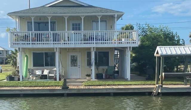 Charming 2-bedroom waterfront house with dock, AC, and WiFi in Rockport Texas