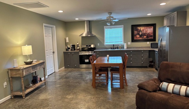 Charming 2-bedroom with WiFi, AC convenient to Albertville/Boaz