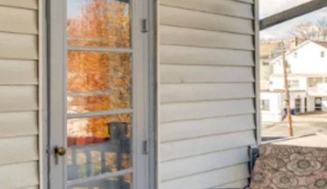 Charming 2-bedrooms house with AC and 2nd floor WiFi in Harrisburg , backyard,