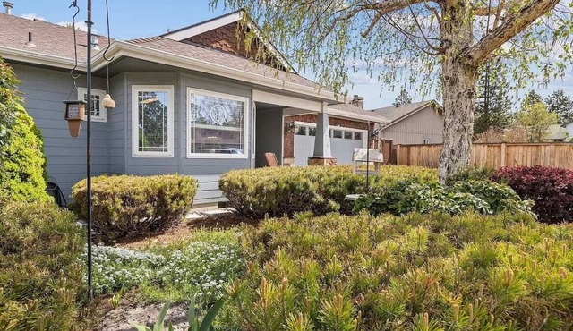 Charming 2 BR + 1 Bonus Room in Heart of Bend