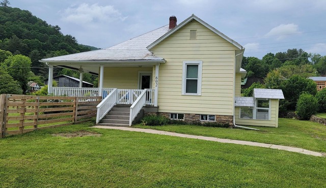 Charming 2 BR/2BA cottage in Butler-great covered porches, big fenced yard