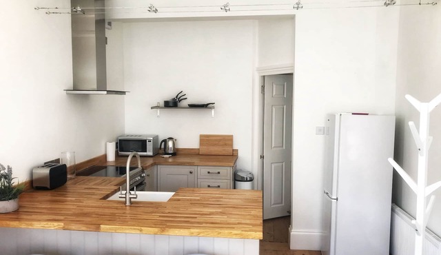 Charming 2 br apartment next to worthing station, close to town and seafront