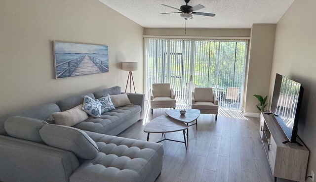 Charming 2 BR condo with golf course views in North Tampa! Snowbirds welcome!