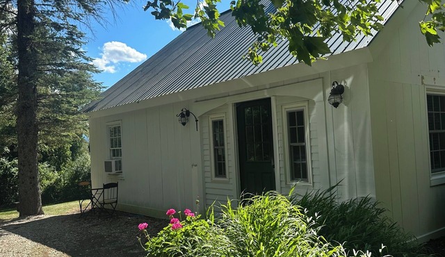 Charming 2 br cottage in Manchester Village. Steps from Equinox Hotel and Spa.